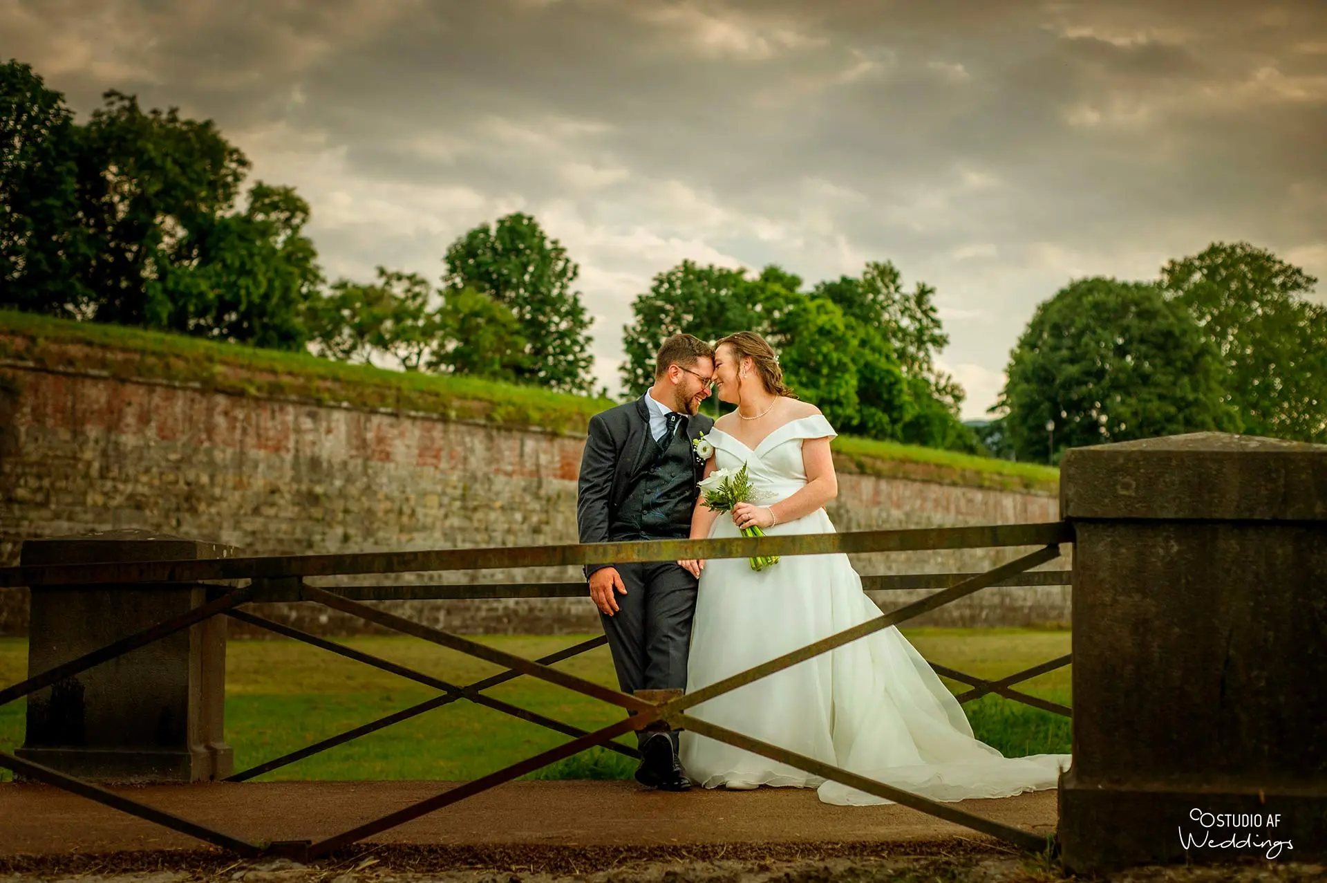 Matrimonio ed amore con alle spalle le mura di Lucca